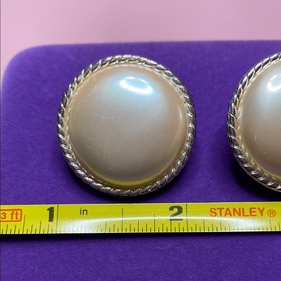 💛 Vintage Vendome Pearl Clip On Earrings - Picture 3 of 4